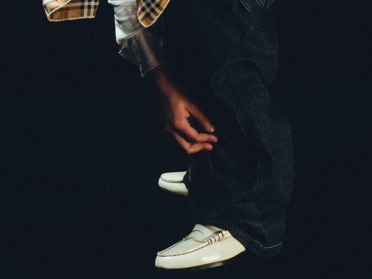 #86 WHITE BLACK STITCH CLASSIC LOAFERS