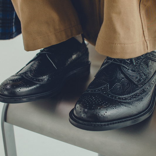 MENS CLASSIC WING TIP / BLACK PAISLEY