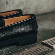 [Sales start on Friday, October 25th at 12:00] MENS TANK SOLE LOAFERS / BLACK PAISLEY