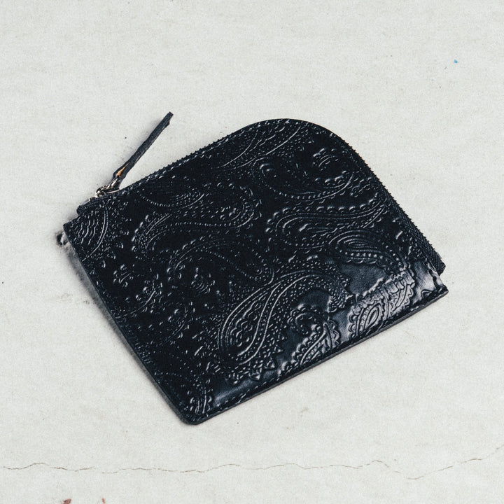 EMBOSSED LEATHER ZIP WALLET / BLACK PAISLEY