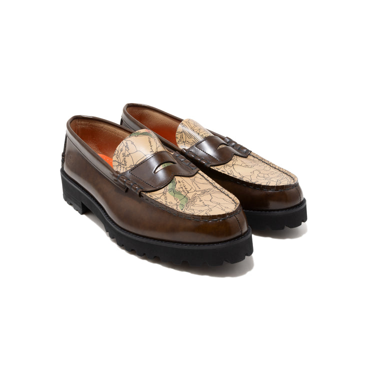 【8月29日（金）11:00~ AVIREX SHIBUYAにて先行発売開始】MENS TANK SOLE LOAFERS "ICON of FLIGHT" / DARK BROWN BEIGE MAP PRINT