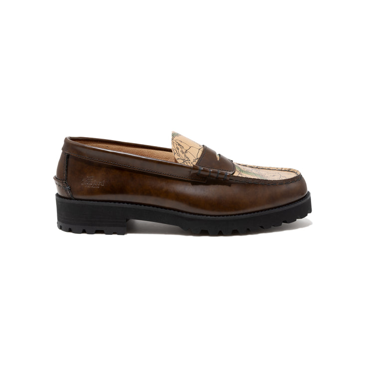 【8月29日（金）11:00~ AVIREX SHIBUYAにて先行発売開始】MENS TANK SOLE LOAFERS "ICON of FLIGHT" / DARK BROWN BEIGE MAP PRINT