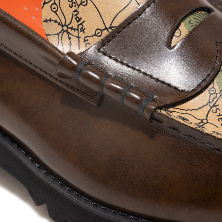 【8月29日（金）11:00~ AVIREX SHIBUYAにて先行発売開始】MENS TANK SOLE LOAFERS "ICON of FLIGHT" / DARK BROWN BEIGE MAP PRINT