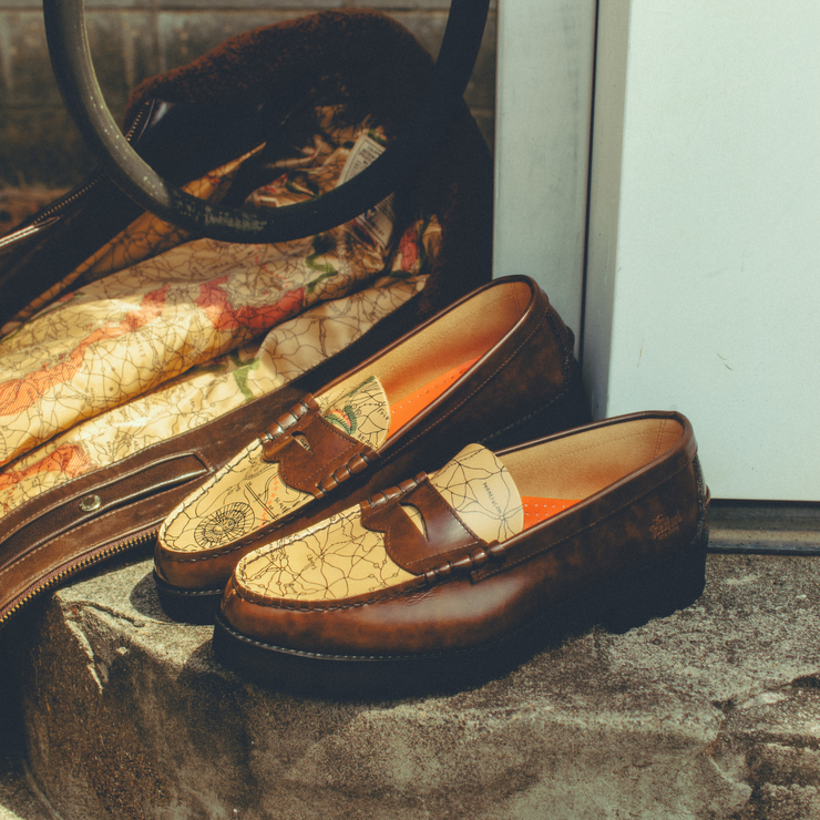 【8月29日（金）11:00~ AVIREX SHIBUYAにて先行発売開始】MENS TANK SOLE LOAFERS "ICON of FLIGHT" / DARK BROWN BEIGE MAP PRINT