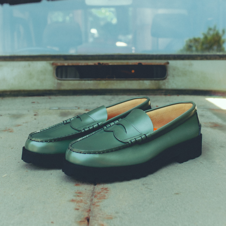 【8月29日（金）11:00~ AVIREX SHIBUYAにて先行発売開始】MENS TANK SOLE LOAFERS "ICON of FLIGHT" / SAGE NYLON EMBOSSED